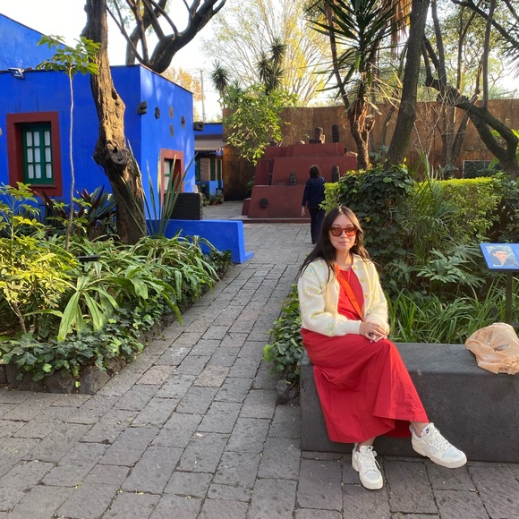 Meet your Posher, Adrianne - Picture 3 of 5